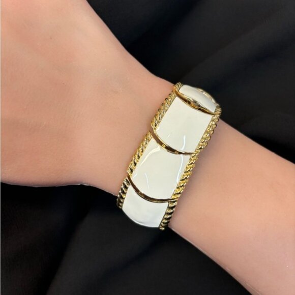 Vintage Butler cream enamel bracelet and earring set - Picture 2 of 10